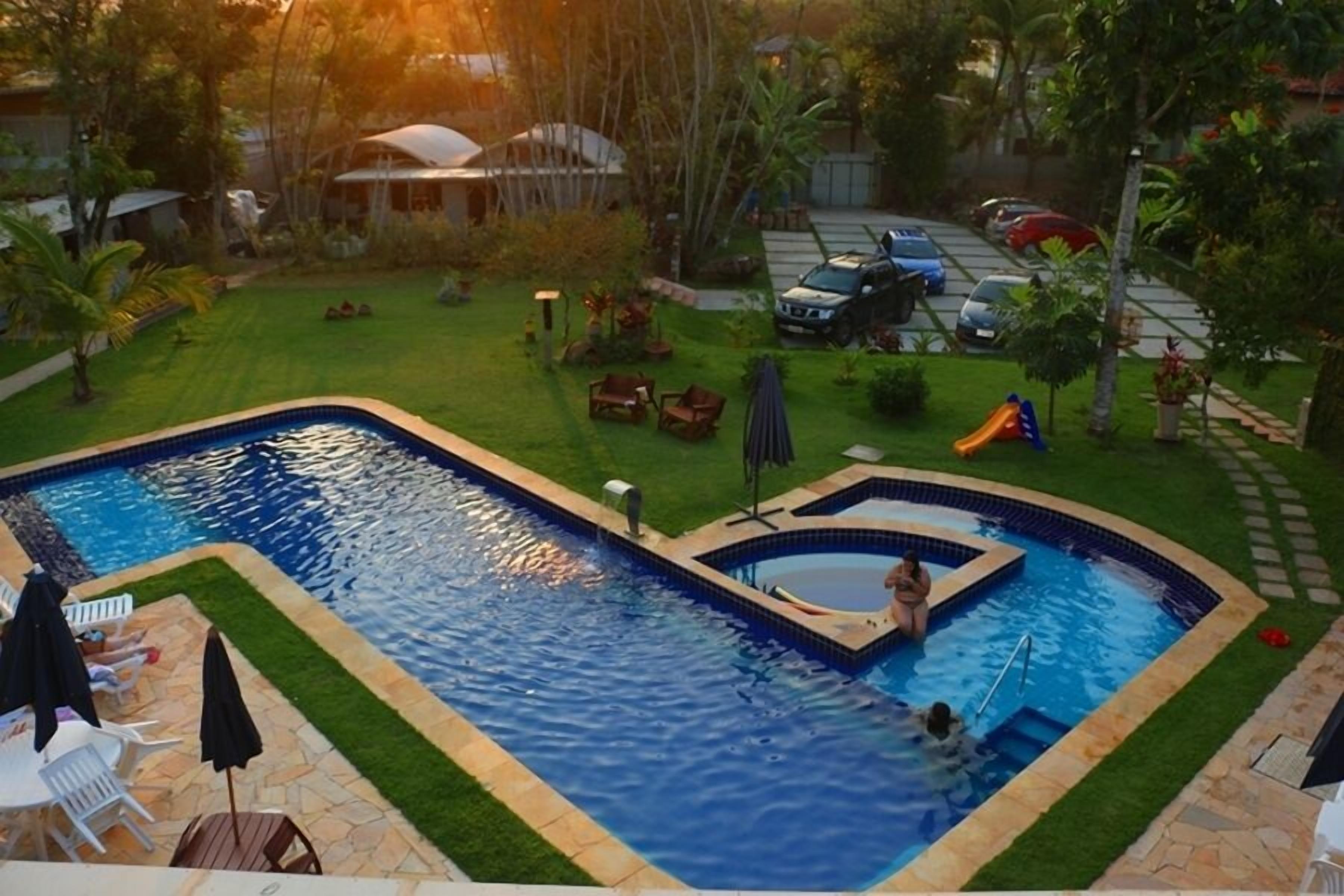 室外游泳池，池畔遮阳伞，日光浴躺椅