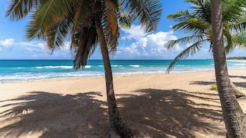 Am Strand, Liegestühle, Strandtücher