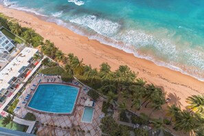 En la playa, camastros y toallas de playa 