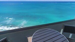 Un balcón con vista al océano.