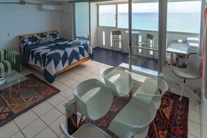 Caja de seguridad en la habitación y tabla de planchar con plancha 