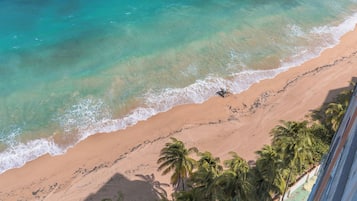 Plage, chaises longues, serviettes de plage