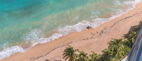 En la playa, sillas reclinables de playa, toallas de playa