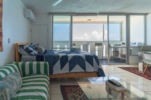 Caja de seguridad en la habitación y tabla de planchar con plancha 