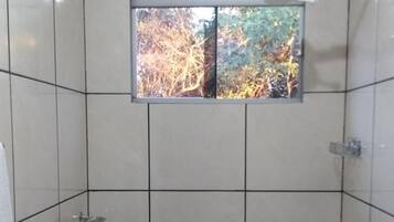 Chuveiro, produtos de toalete grátis, toalhas de banho, sabonete