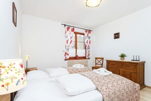 2 bedrooms, iron/ironing board, WiFi, bed sheets