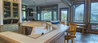 Eagles Rest:Mountain views>Huge home>Hiking (#23-ZONE3439)