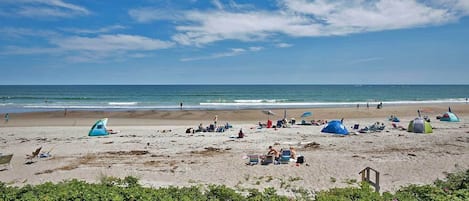 Ligstoelen aan het strand, strandlakens