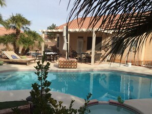 Outdoor pool, a heated pool - Aurora Bungalow House. 3 bdrm, Private Pool/Spa, 3 hole Putting Green (Las Vegas)