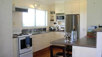 Réfrigérateur, micro-ondes, four, grille-pain