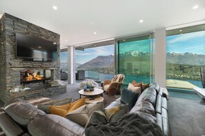 Smart TV, chimenea, libros y estéreo 