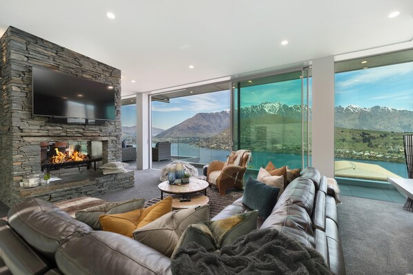 Smart TV, fireplace, books, stereo