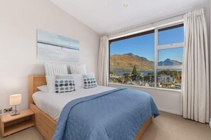 3 bedrooms, iron/ironing board, travel cot, WiFi - Diamond Villa  CBD Central Location  Garage (Queenstown Hill)