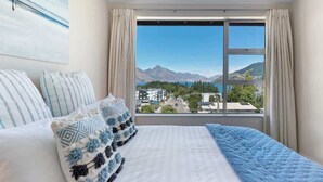 3 bedrooms, iron/ironing board, travel cot, WiFi - Diamond Villa  CBD Central Location  Garage (Queenstown Hill)