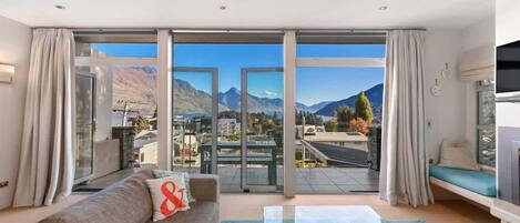 Télévision, cheminée, Netflix, livres