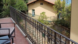 Un balcó amb vista a un llac i un edifici amb teulada d'estil clàssic.