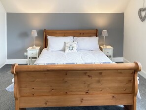 5 bedrooms, free WiFi, bed sheets