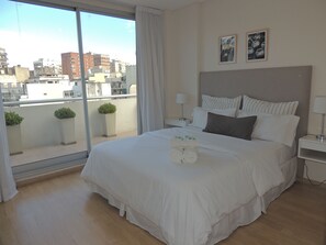 Premium appartement, 1 slaapkamer | Luxe beddengoed, donsdekens, pillowtop-bedden, een kluis op de kamer