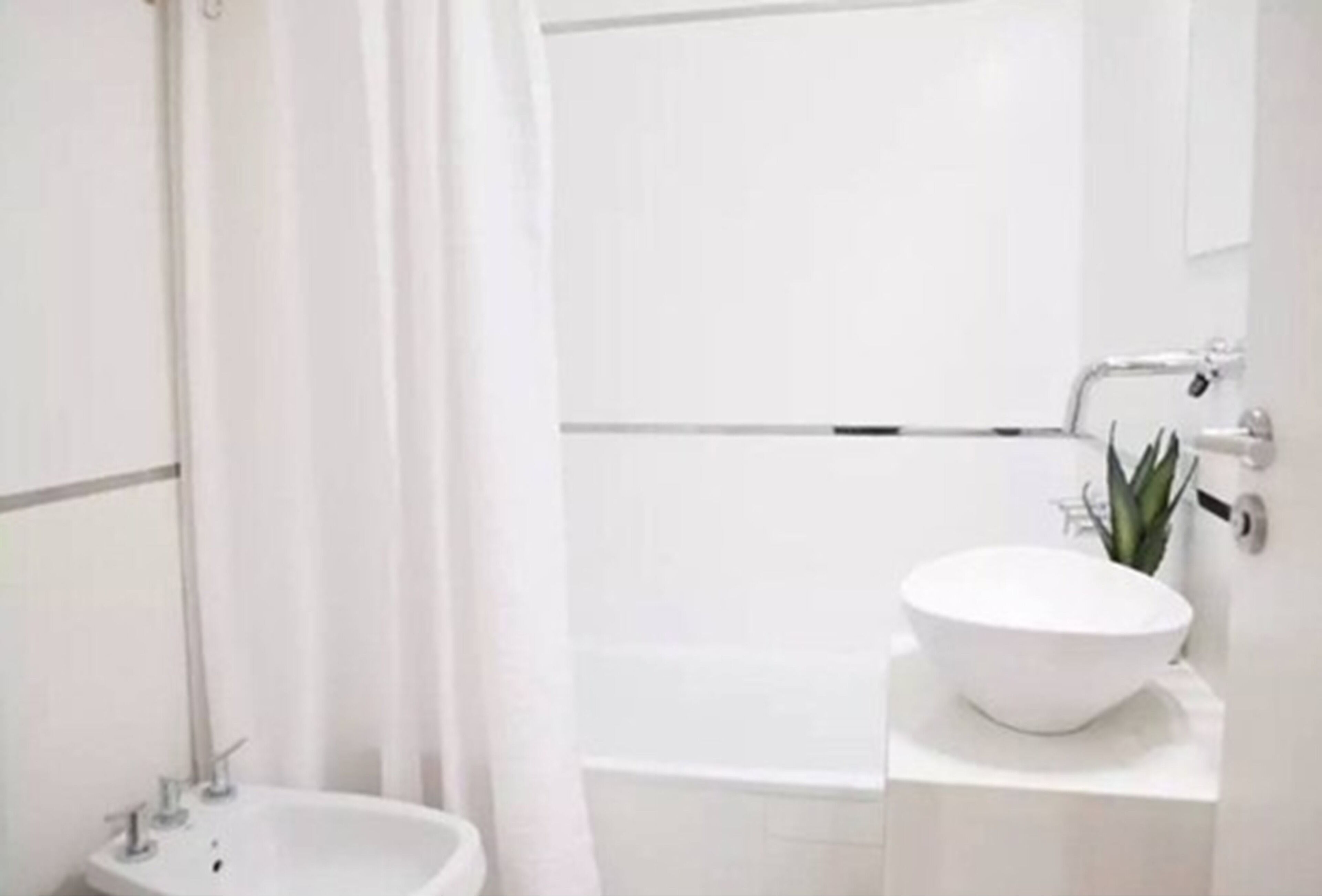 Een bad/douchecombinatie, een regendouche, gratis toiletartikelen