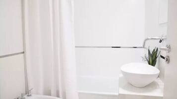 Combined shower/tub, rainfall showerhead, free toiletries, hair dryer