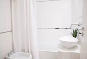 Een bad/douchecombinatie, een regendouche, gratis toiletartikelen