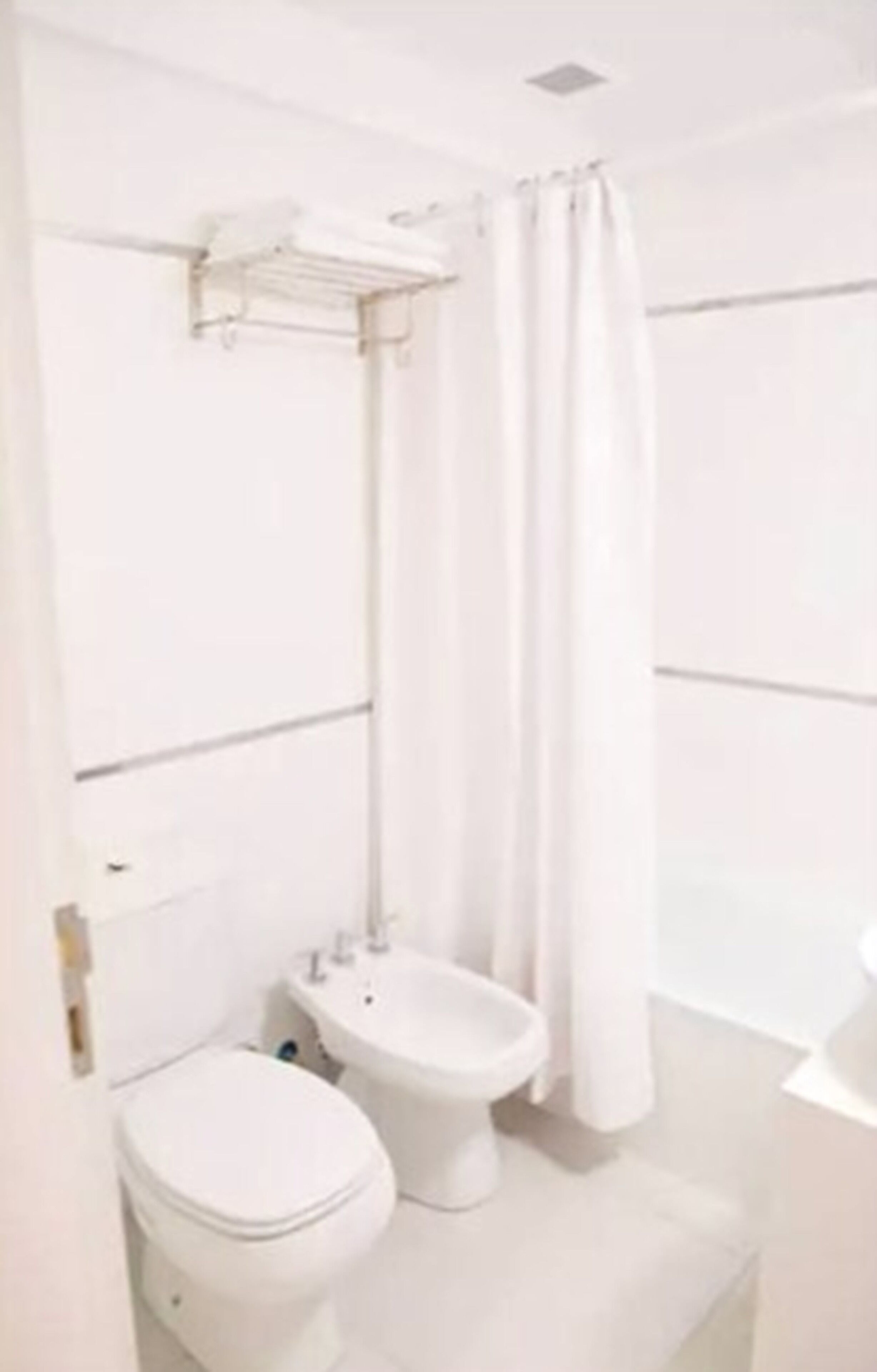 Combined shower/bathtub, rainfall showerhead, free toiletries