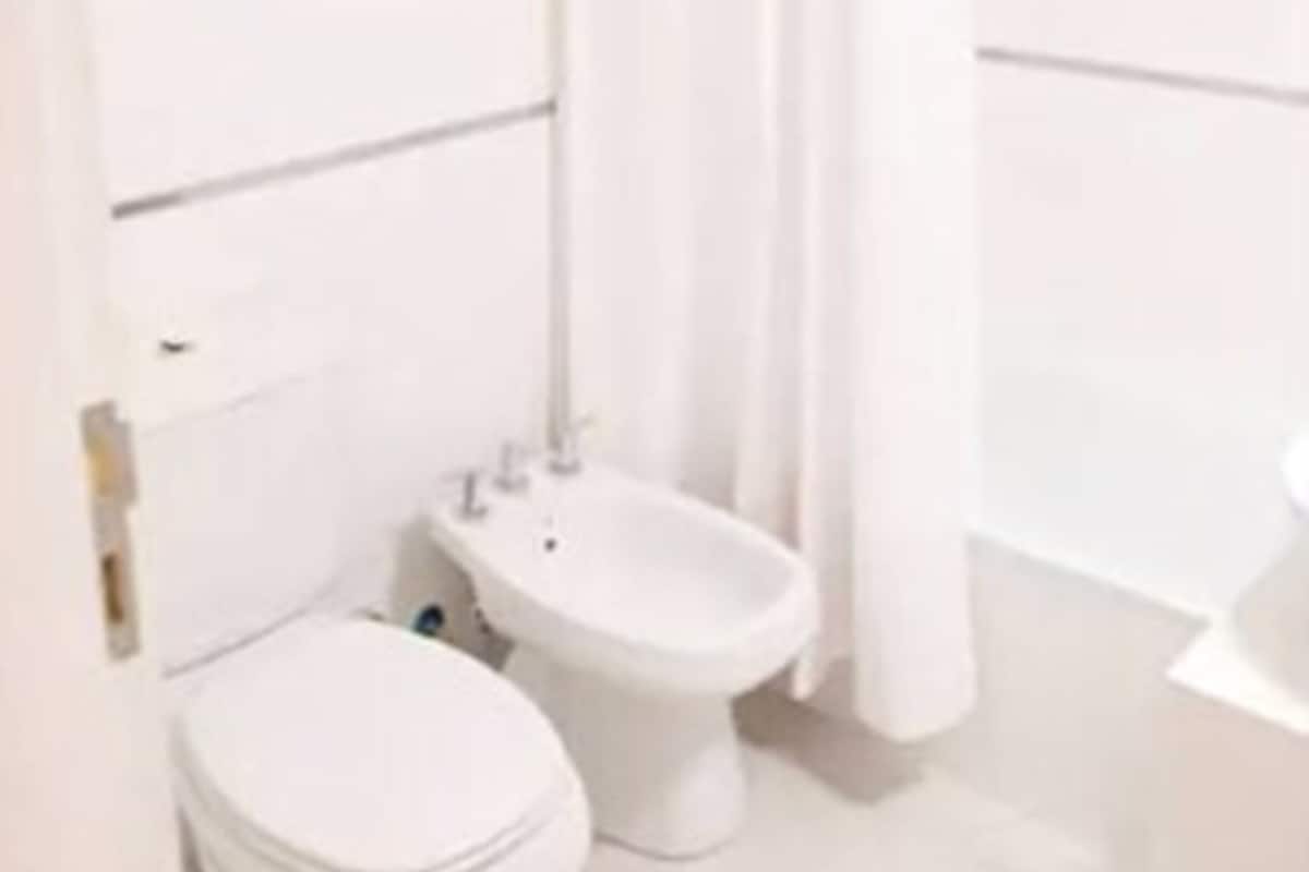 Combined shower/bathtub, rainfall showerhead, free toiletries