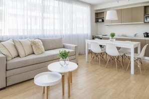 Apartamento premium, 1 quarto | Cozinha privada | Geladeira grande, micro-ondas, fogão, cooktop