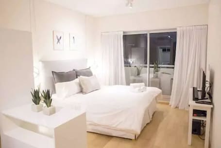 Premium bedding, down duvets, pillow-top beds, in-room safe. Baires Belgrano by iPPA