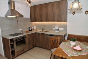 Fridge, oven, dishwasher, coffee/tea maker
