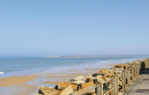 Awesome home in Hauteville-sur-Mer