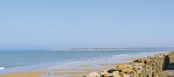 Awesome home in Hauteville-sur-Mer