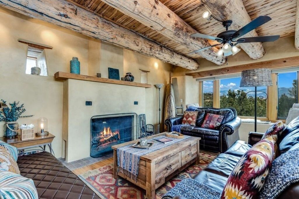 MULTI-LEVEL TANO RD ARTIST RETREAT - SLEEPS 8 Adults & Children 5 and under