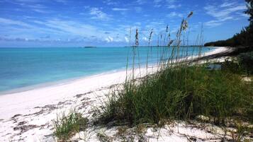 På stranden, liggestole, badehåndklæder