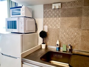 Apartment, 1 Bedroom | Private kitchenette | Fridge, microwave, stovetop, cookware/dishes/utensils