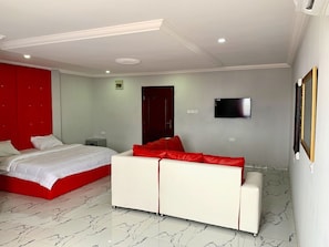 Exclusive Suite | Desk, blackout drapes, free WiFi, bed sheets