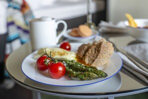 Desayuno a la carta diario (EUR 18 por persona)