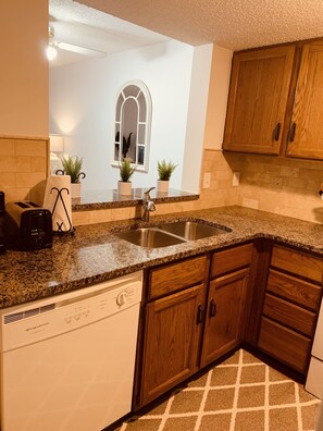 Familienapartment, Blick auf die Anlage | Eigene Küche | Großer Kühlschrank, Mikrowelle, Ofen, Geschirrspüler