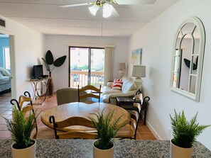 Familienapartment, Blick auf die Anlage | Wohnbereich | Flachbildfernseher