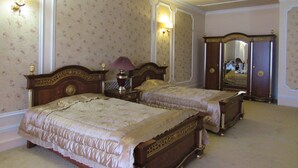 Un dormitorio con dos camas, un tocador y un espejo.