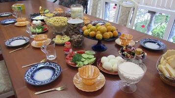 Free daily buffet breakfast