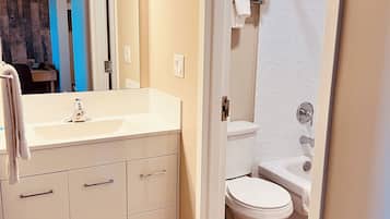 Combined shower/tub, free toiletries, hair dryer, towels