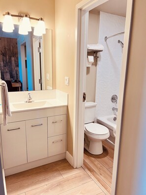 Een bad/douchecombinatie, gratis toiletartikelen, een haardroger