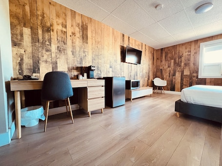 Escritorio, cortinas blackout y tabla de planchar con plancha