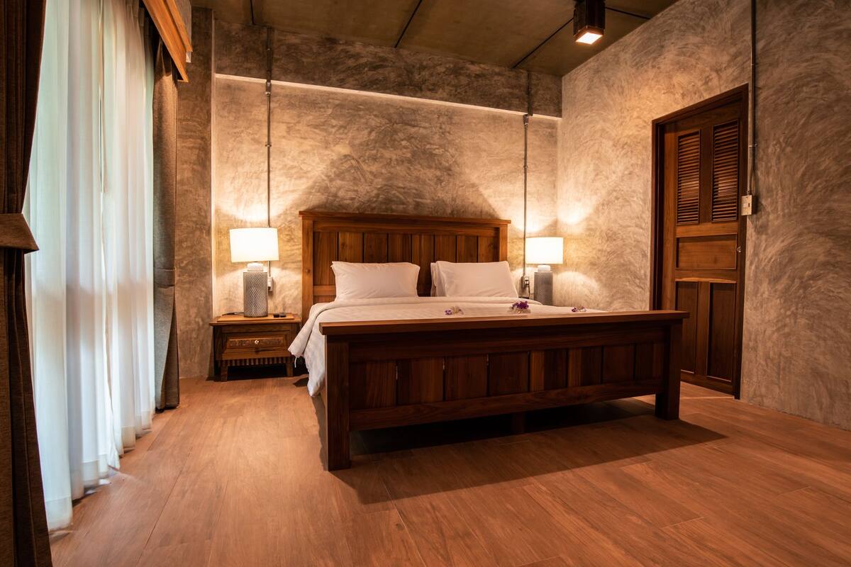 Standard Double Room | Minibar, in-room safe, desk, laptop workspace