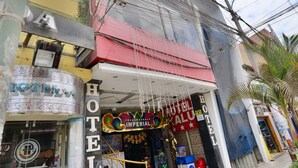 Un hotel con un letrero grande que dice