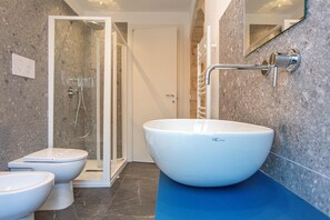 Shower, rainfall showerhead, slippers, bidet - Ad Maiora - Desing Rooms (Ragusa)