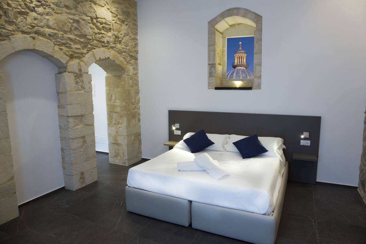 Luxe beddengoed, een minibar, een bureau, geluiddichte muren