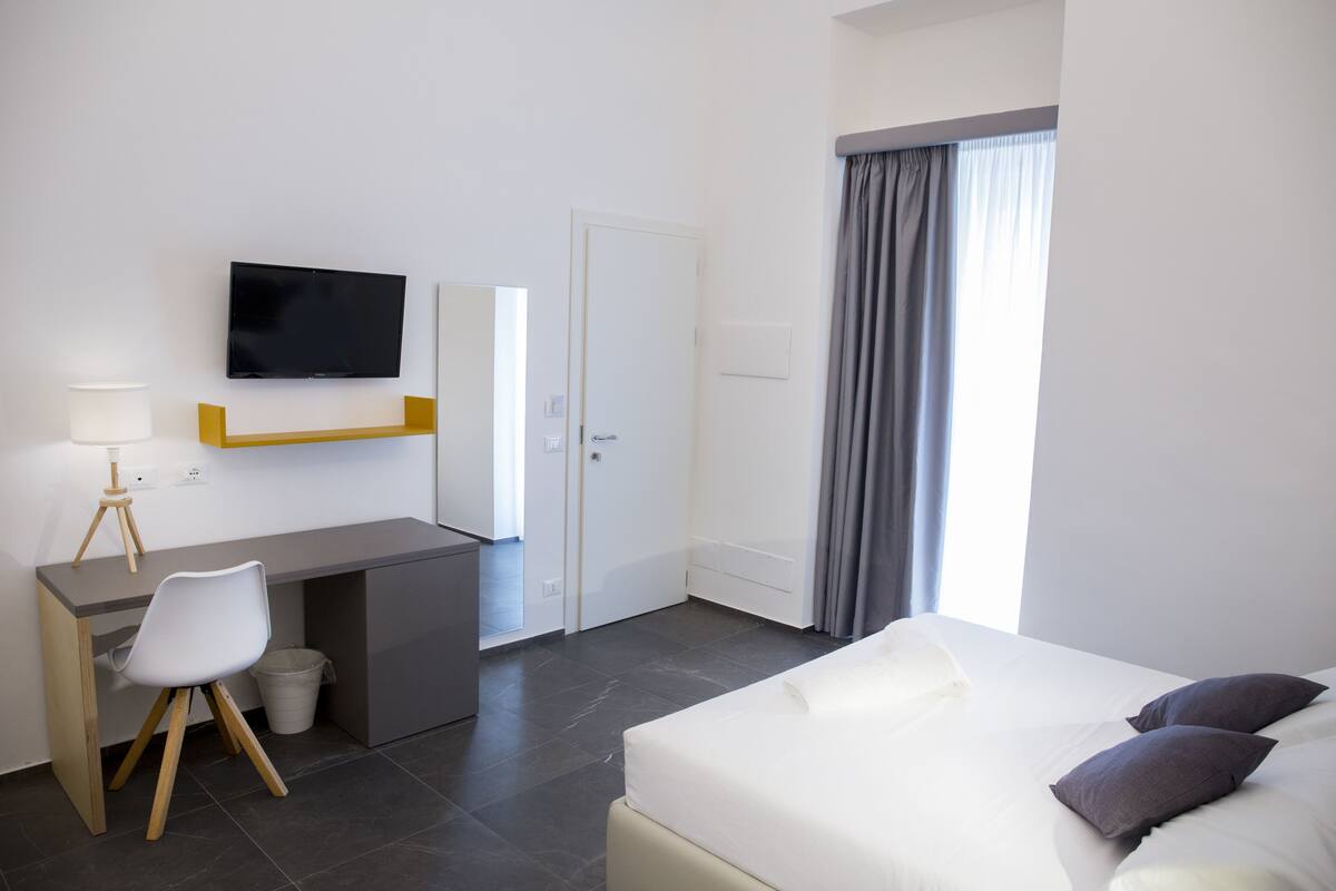 Luxe beddengoed, een minibar, een bureau, geluiddichte muren
