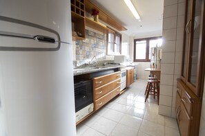 Apartamento | Cozinha privada | Geladeira grande, micro-ondas, fogão, lava-louças